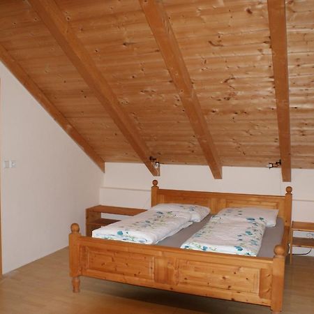 Rustikale Und Grosszuegige Ferienwohnung Kasperske Hory Bagian luar foto