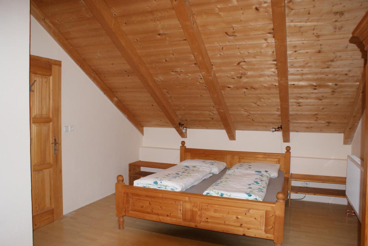 Rustikale Und Grosszuegige Ferienwohnung Kasperske Hory Bagian luar foto